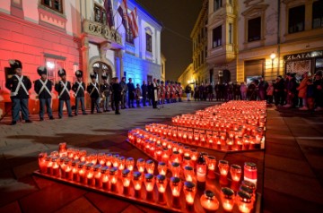 Ispred Gradske vijećnice Grada Varaždina paljenjem lampiona ispisano ime grada heroja