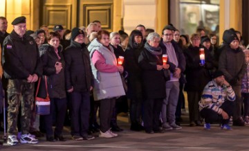 Ispred Gradske vijećnice Grada Varaždina paljenjem lampiona ispisano ime grada heroja