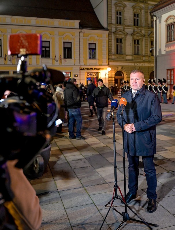 Ispred Gradske vijećnice Grada Varaždina paljenjem lampiona ispisano ime grada heroja