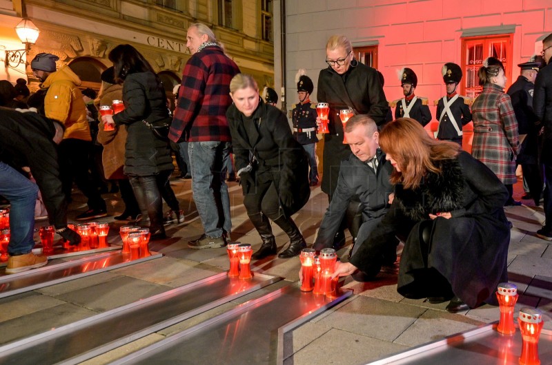 Ispred Gradske vijećnice Grada Varaždina paljenjem lampiona ispisano ime grada heroja