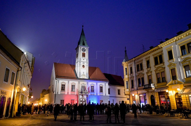 Ispred Gradske vijećnice Grada Varaždina paljenjem lampiona ispisano ime grada heroja