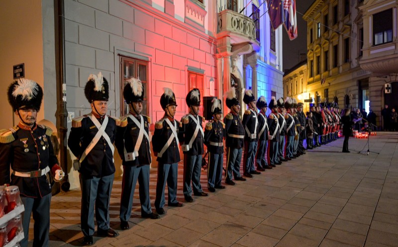 Ispred Gradske vijećnice Grada Varaždina paljenjem lampiona ispisano ime grada heroja