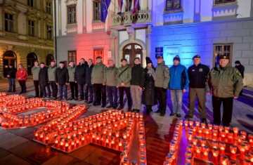 Ispred Gradske vijećnice Grada Varaždina paljenjem lampiona ispisano ime grada heroja