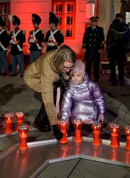 Ispred Gradske vijećnice Grada Varaždina paljenjem lampiona ispisano ime grada heroja