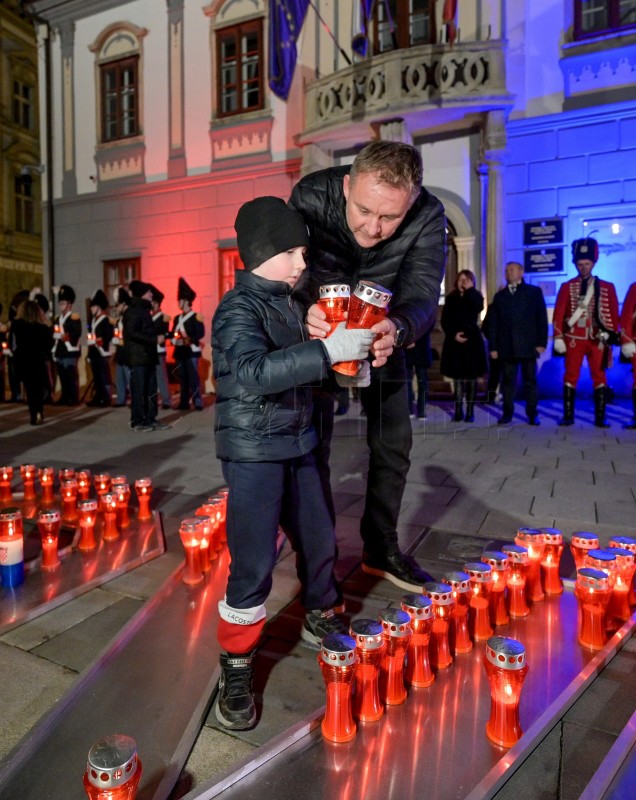 Ispred Gradske vijećnice Grada Varaždina paljenjem lampiona ispisano ime grada heroja