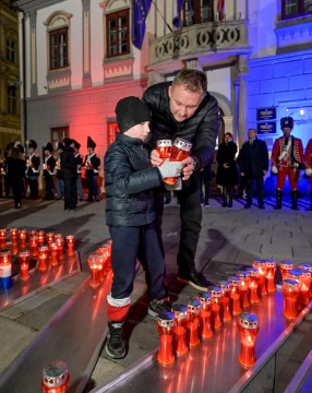 Ispred Gradske vijećnice Grada Varaždina paljenjem lampiona ispisano ime grada heroja