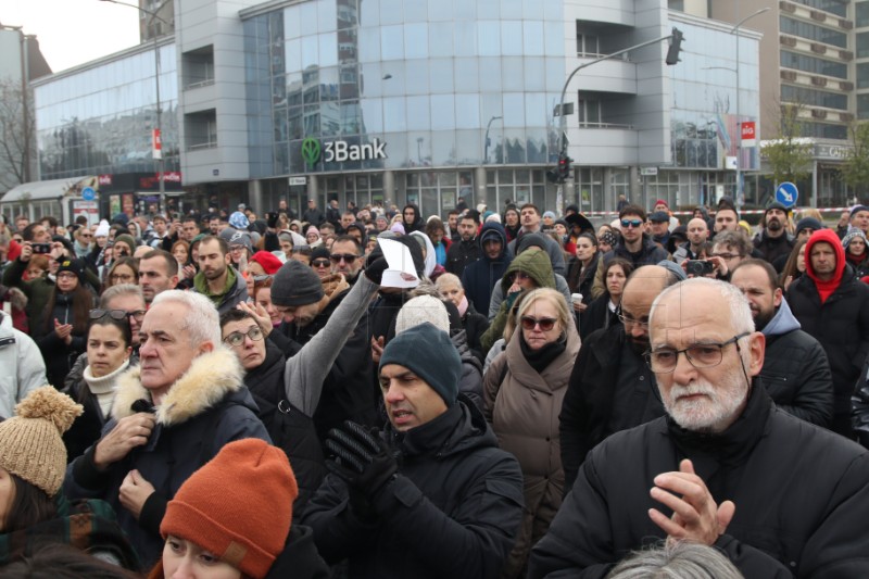 U danu prosvjeda zbog nesreće na novosadskom kolodvoru umrla i petanesta žrtva