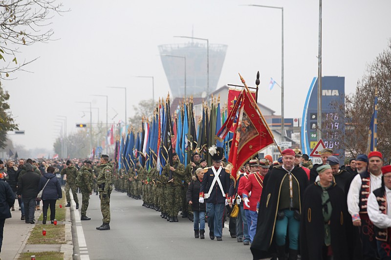 Vukovar: Deseci tisuća ljudi u koloni sjećanja