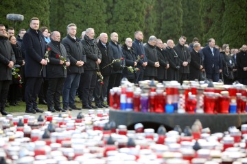 Vukovar: Državna i druga izaslanstva položila vijence