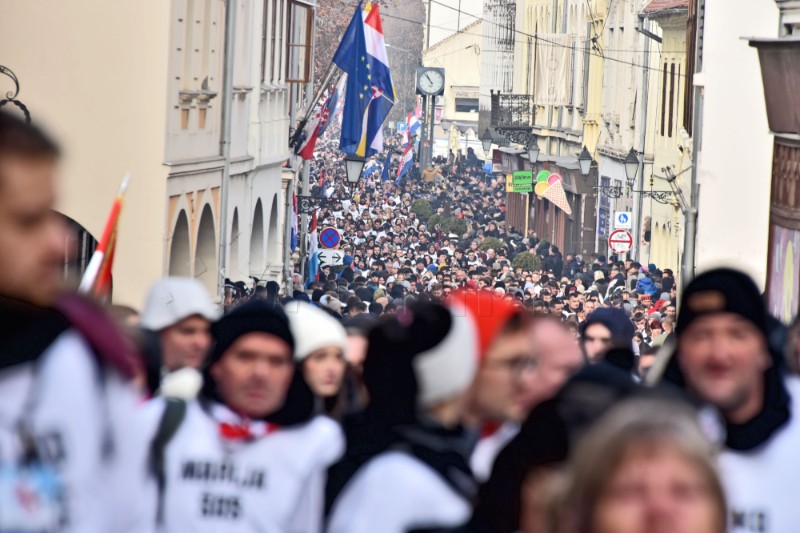 Vukovar: Deseci tisuća ljudi u koloni sjećanja