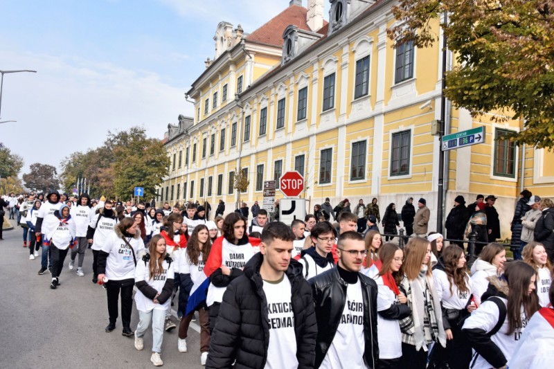 Vukovar: Deseci tisuća ljudi u koloni sjećanja