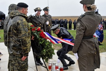 Odavanje počasti žrtvama ubijenim na Ovčari