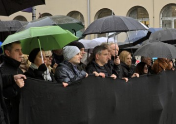 Srbija 15-ominutnom šutnjom odala počast stradalima u Novom Sadu