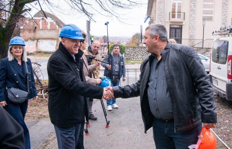 Bačić u Petrinji: Obnova javnih zgrada je u visokoj fazi završenosti