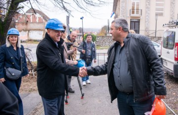 Bačić u Petrinji: Obnova javnih zgrada je u visokoj fazi završenosti