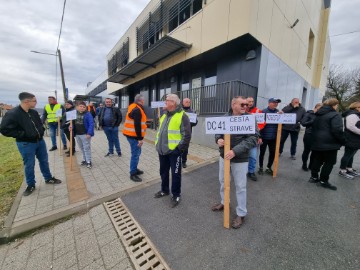 Mještani Carevdara prosvjedom usporavaju promet jer žele nogostup