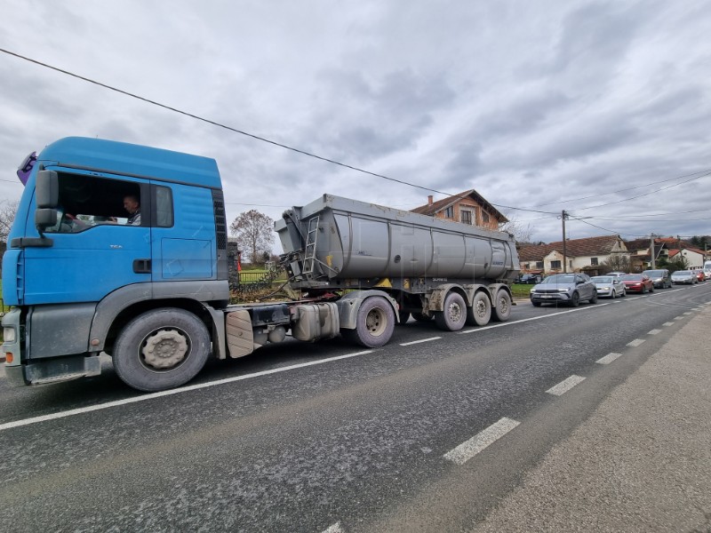 Mještani Carevdara prosvjedom usporavaju promet jer žele nogostup