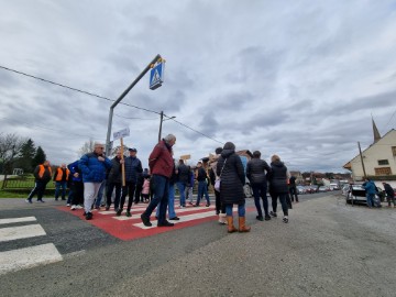 Mještani Carevdara prosvjedom usporavaju promet jer žele nogostup