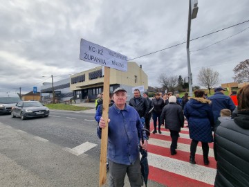 Mještani Carevdara prosvjedom usporavaju promet jer žele nogostup