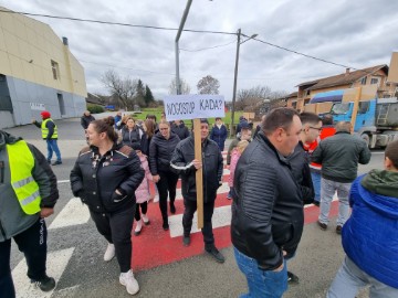 Mještani Carevdara prosvjedom usporavaju promet jer žele nogostup