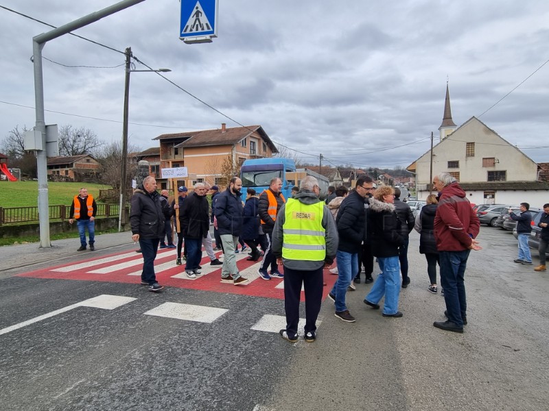 Mještani Carevdara prosvjedom usporavaju promet jer žele nogostup