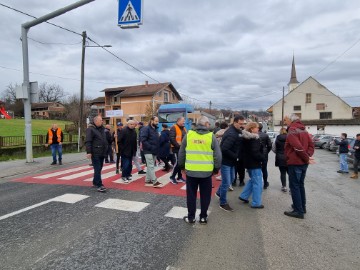 Mještani Carevdara prosvjedom usporavaju promet jer žele nogostup