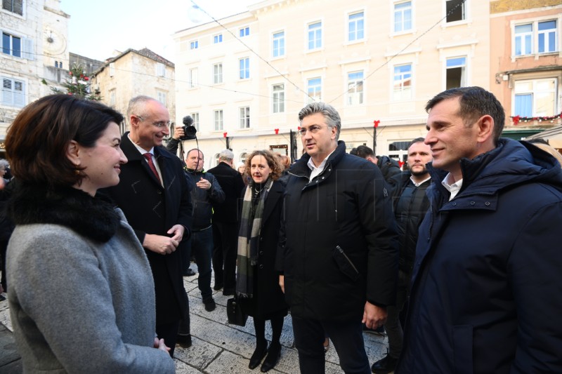 Plenković na otvaranju izložbe "Koraci - Zbirka NMMU"