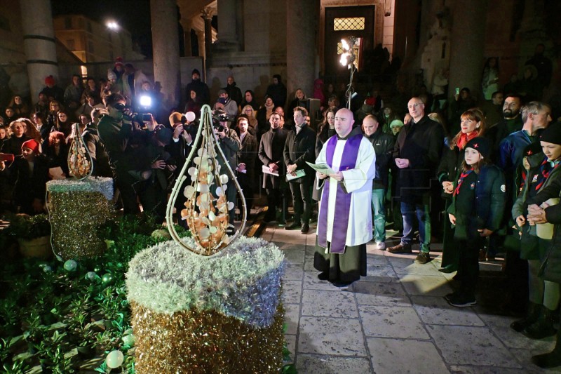 Split: Svečanost paljenja prve adventske svijeće na Peristilu