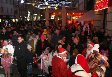 Rijeka: Paljenjem lampica na Korzu započeo riječki Advent