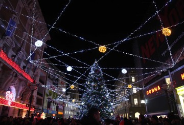 Rijeka: Paljenjem lampica na Korzu započeo riječki Advent