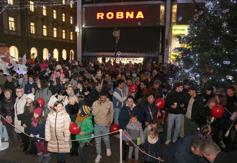 Rijeka: Paljenjem lampica na Korzu započeo riječki Advent