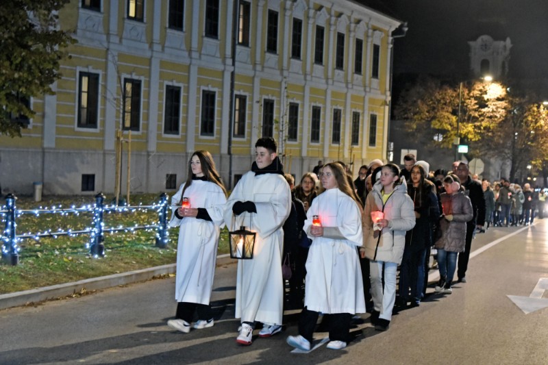 U Vukovaru upaljena prva adventska svijeća