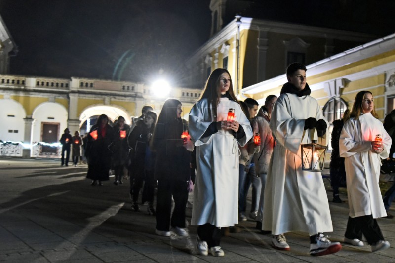 U Vukovaru upaljena prva adventska svijeća