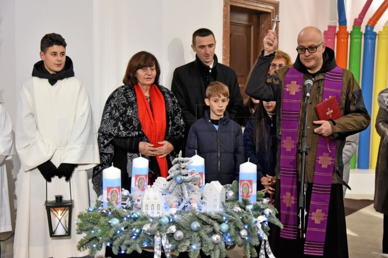 U Vukovaru upaljena prva adventska svijeća