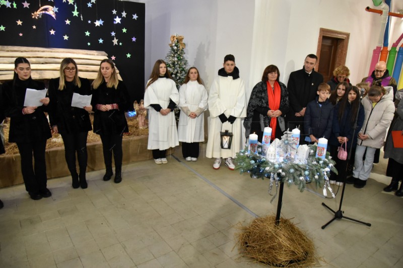 U Vukovaru upaljena prva adventska svijeća