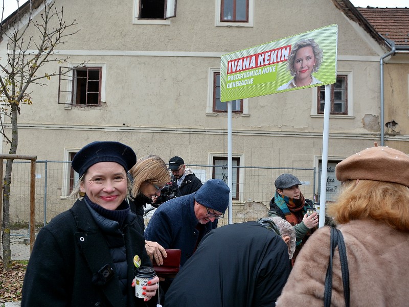 Ivana Kekin u Karlovcu na prikupljanju potpisa za kandidaturu