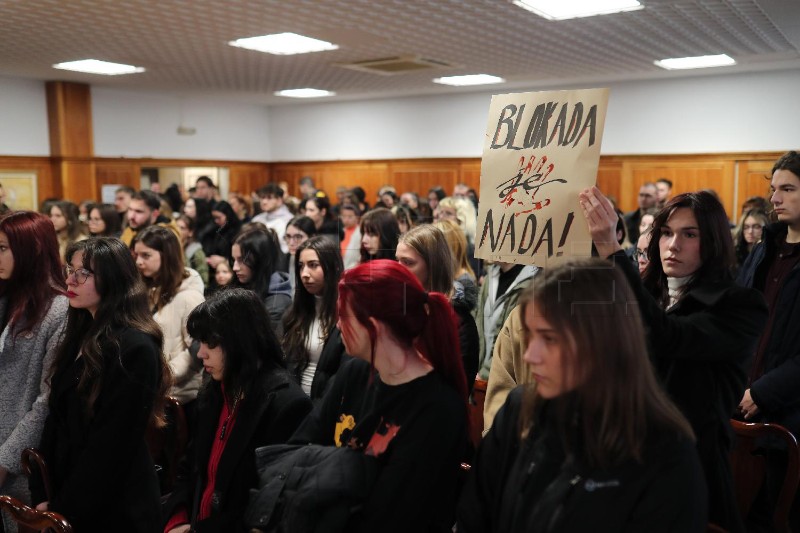 Komemorativnu akciju "Zastani Srbijo" prate masovni prosvjedi studenata