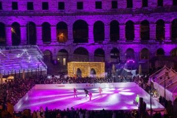 Advent u Puli: Svečano otvoreno klizalište u Areni