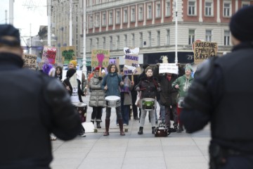 Muška molitva, prosvjed i “Tiha misa” na Trgu bana Jelačića