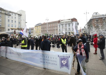 Muška molitva, prosvjed i “Tiha misa” na Trgu bana Jelačića