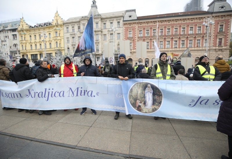 Muška molitva, prosvjed i “Tiha misa” na Trgu bana Jelačića