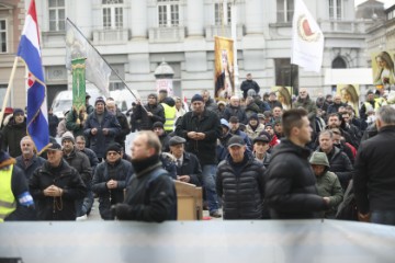 Muška molitva, prosvjed i “Tiha misa” na Trgu bana Jelačića