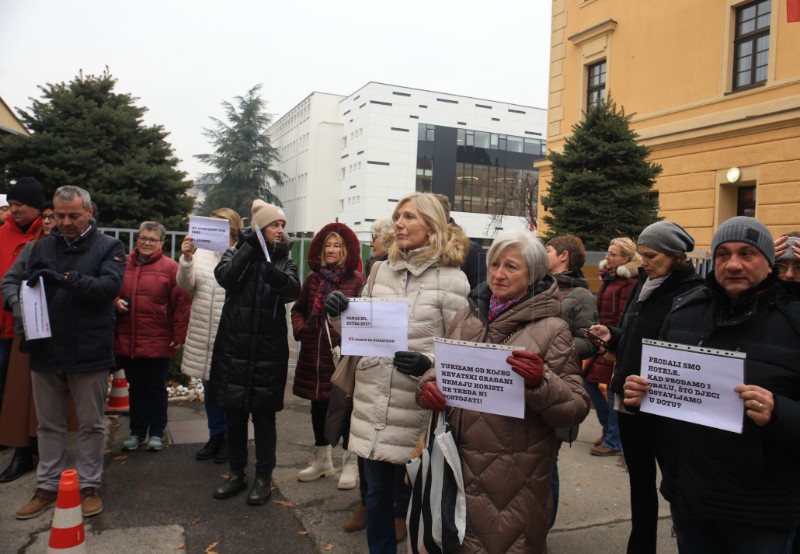 Prosvjed Građanske inicijative Spasimo male obiteljske iznajmljivače