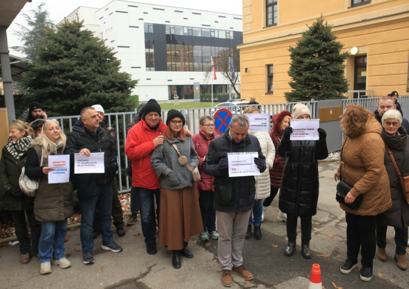 Prosvjed Građanske inicijative Spasimo male obiteljske iznajmljivače