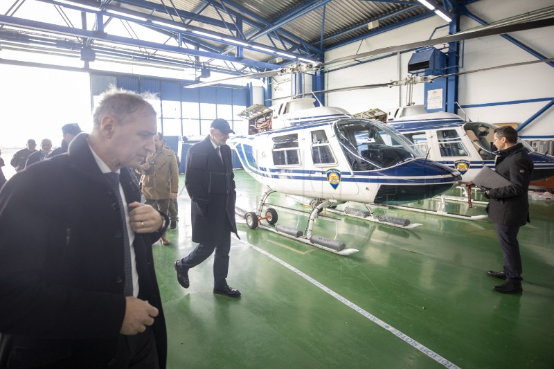 Božinović razgledao dva novoisporučena višenamjenska helikoptera Subaru Bell 412EPX