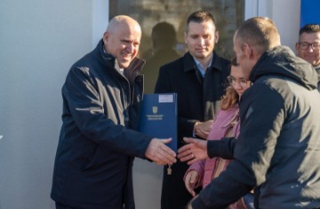 Bačić uručio ključeve novih kuća u priuštivom najmu za 11 obitelji u općini Vojnić