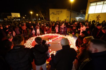  Okupljanje sa svijećama ispred OŠ Prečko