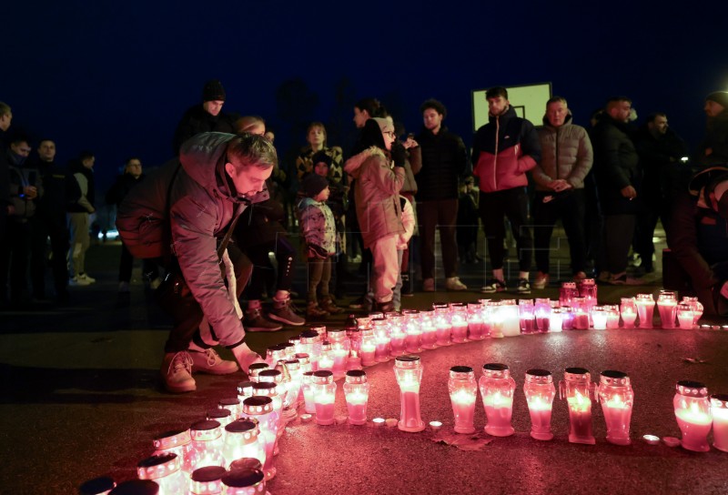 Okupljanje sa svijećama ispred OŠ Prečko