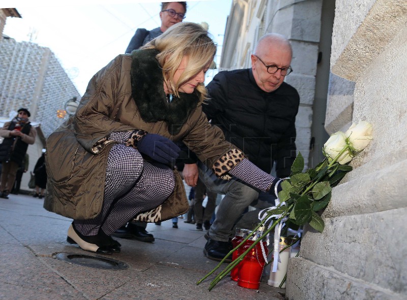 Rijeka: Zapaljene svijeće u znak pijeteta prema žrtvama u zagrebačkoj OŠ Prečko