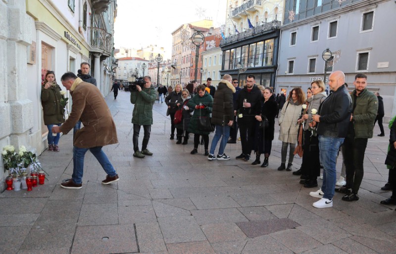 Rijeka: Zapaljene svijeće u znak pijeteta prema žrtvama u zagrebačkoj OŠ Prečko